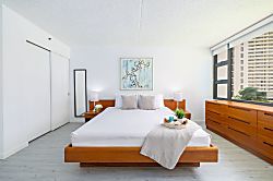 Waikiki Banyan 7th Floor