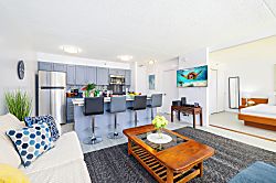 Waikiki Banyan 7th Floor