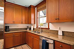 Kolea 11C - Prepare your favorite meals in this well-equipped kitchen featuring rich wood cabinetry, g