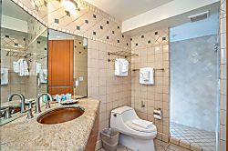 Hale Hui Kai 208 - Bathroom