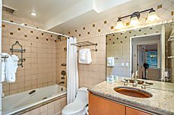 Hale Hui Kai 208 - Bathroom