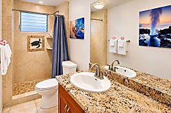 Royal Mauian 3bd Condo - Bathroom