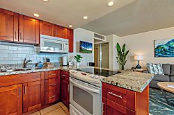 Kihei Beach Fourth Floor Condo - Private kitchen