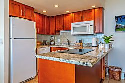 Kihei Beach Fourth Floor Condo - Private kitchen