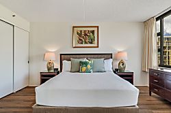 Waikiki Banyan #1105-T2