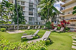 Diamond Head Beach Hotel Studio 404 - Open yard space perfect for relaxation