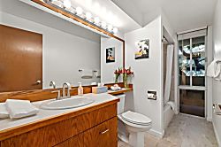 Diamond Head Beach Hotel Studio 404 - Clean bathroom with fresh towels provided