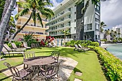 Diamond Head Beach Hotel Studio 404 - Spacious outdoor amenity area surrounded by greenery