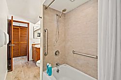 Diamond Head Beach Hotel Studio 404 - Clean and practical shower with relaxing bathtub