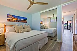 Papakea Resort Ocean View 1 Bedroom Condo - King size bed in bedroom