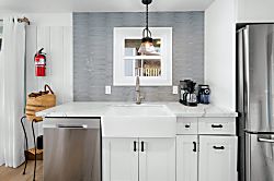 Manini Oceanfront Cottage