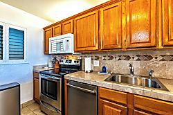 Menehune Shores Condo - Private kitchen