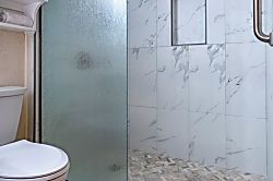 Hanalei Colony Resort H4 - Bathroom