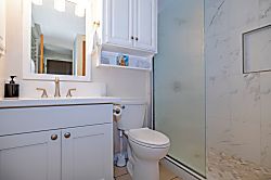 Hanalei Colony Resort H4 - Bathroom