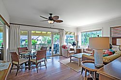 Hanalei Colony Resort H4 - Living area