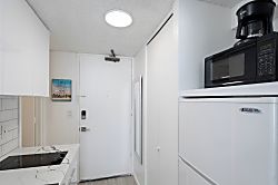 Waikiki Seaside Condo 9th Floor Corner Unit