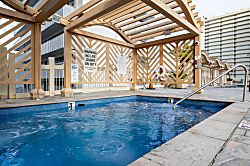 Waikiki Seaside Condo 9th Floor Corner Unit