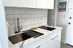 Waikiki Seaside Condo 9th Floor Corner Unit