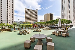 Waikiki Banyan