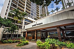 Waikiki Banyan 2513