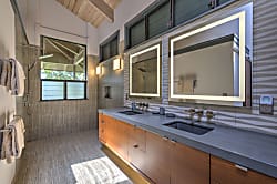 Beautiful Views, Walk To Beaches And Restaurants