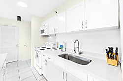 Waikiki Banyan 702 T1