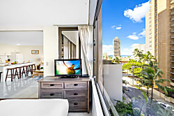 Waikiki Banyan 702 T1