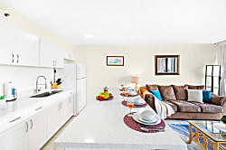 Waikiki Banyan 702 T1