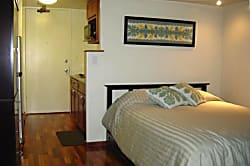 "Island Colony Waikiki" 