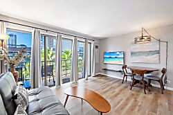 Four Paddle 6th Floor