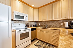 Hale Kai Unit 113 - Oceanview Corner Retreat