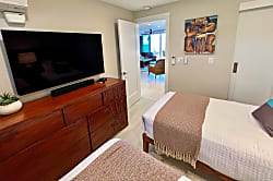 The Royal Mauian 516