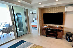 The Royal Mauian 516