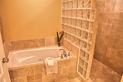 822 Regency, Moku Hale