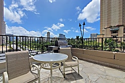 Palms Waikiki 6th Floor Studio