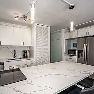 Steps from the pool and across the beach! Maui Vis