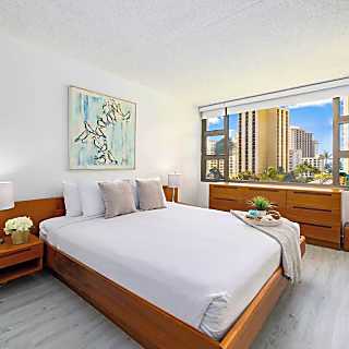Waikiki Banyan 7th Floor