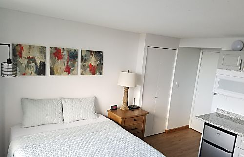 08-B Hawaiian Monarch Waikiki