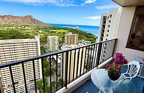 Waikiki Banyan 2308