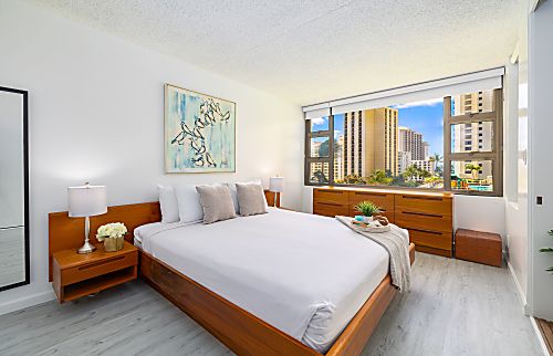 Waikiki Banyan 7th Floor