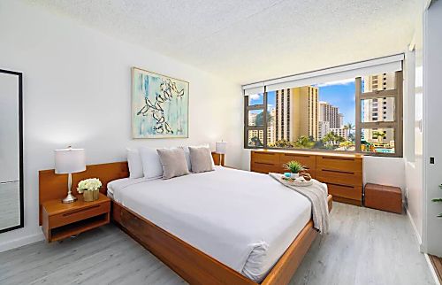 Waikiki Banyan 7th Floor