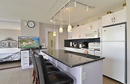 Waikiki Banyan Condo