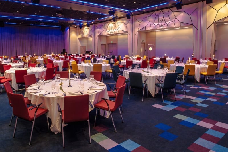 Bankettoppsett for stort firmaarrangement på Radisson Blu Royal Hotel på Bryggen i Bergen