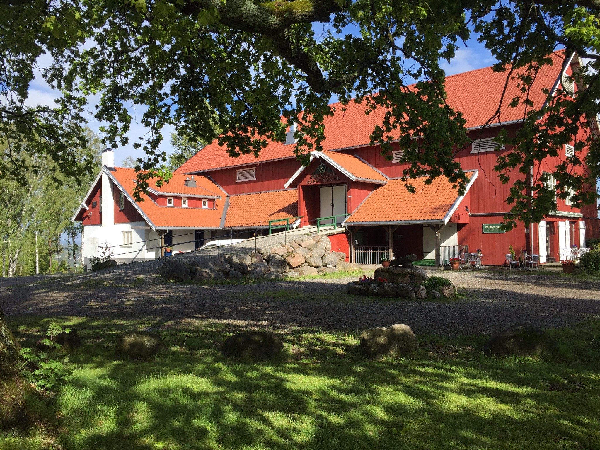 Grønsand Gjestegård i Sætre — gårdstun med låve og uteområder