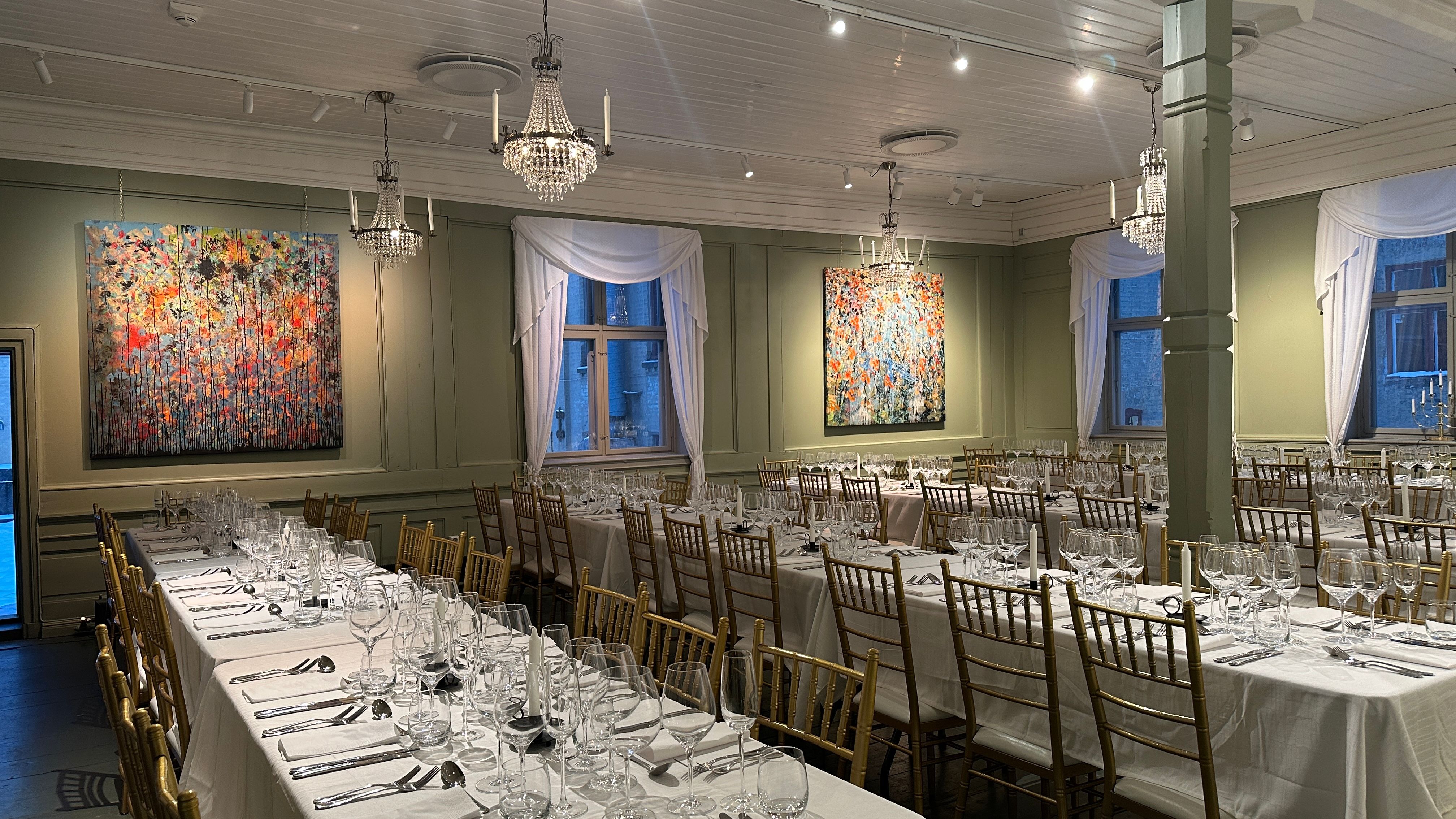 Mangelsgården i Oslo — herskapelig festsal med lysekroner og langbord