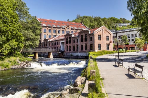 Fabrikkstue i Nydalen - Elvestedet ligger på et koselig torg langs Akerselven. 