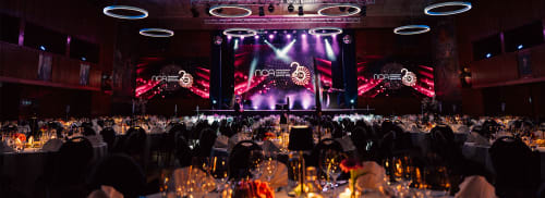 Samfunnssalen - Hos oss kan du oppleve intim stemning på små arrangementer, og spektakulær atmosfære på større events.