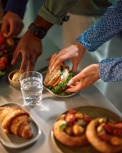 Keyserløkka - For å holde energien og humøret oppe gjennom hele dagen serverer vi førsteklasses mat og drikke fra vårt eget kjøkken på Økern Portal. Menyen er sesongbasert og laget med fokus på smak, kvalitet og bærekraft.