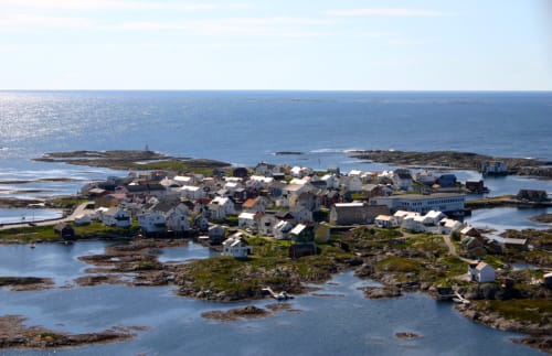 Restaurant OlsenNaustet - Veiholmen, et levende og sjarmerende fiskevær langt ute i havgapet.