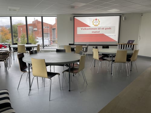 Festsalen - Festsalen er et stort, åpent rom med utsikt over Voldsløkka, med kjøkkenfasiliteter (koketopp, stekeovn, mikrobølgeovn, oppvaskmaskin, etc.). Her er det holdt både minnestund og dåp, foruten ymse markeringer/fester. Lokalet kan romme inntil 50 pers. Vi har syv (7) runde bord (160cm. dia.), med plass for opptil åtte (8) kuverter.